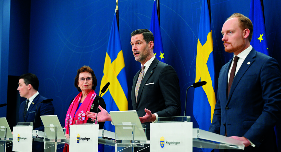 Från vänster: Joar Forssell (L), utrikespolitisk talesperson, Gudrun Brunegård (KD), biståndspolitisk talesperson, bistånds- och utrikeshandelsminister Johan Forssell och Aron Emilsson (SD), utrikespolitisk talesperson.