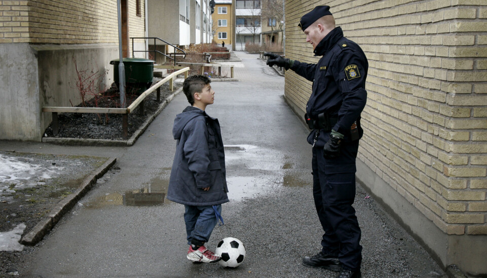 Om polisens roll i kontakten med föräldrar och skola avdramatiseras, så att barn och ungdomar inte enbart möter polisen när brott har begåtts, skulle mycket kunna vinnas. (Genrebild)
