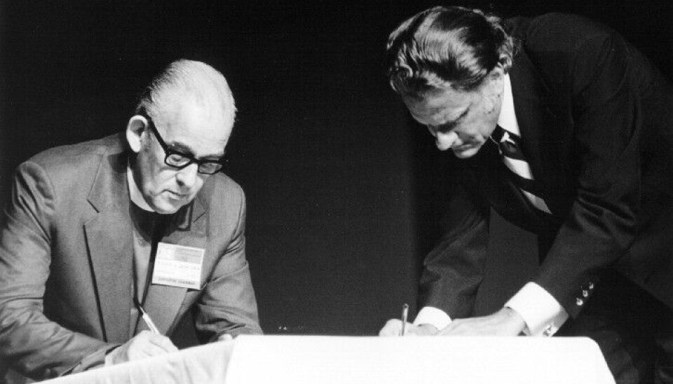 Evangeliska Lausanne-kongressen hölls i Schweiz 1974. Här undertecknar Billy Graham, t h, Lausannedeklarationen.