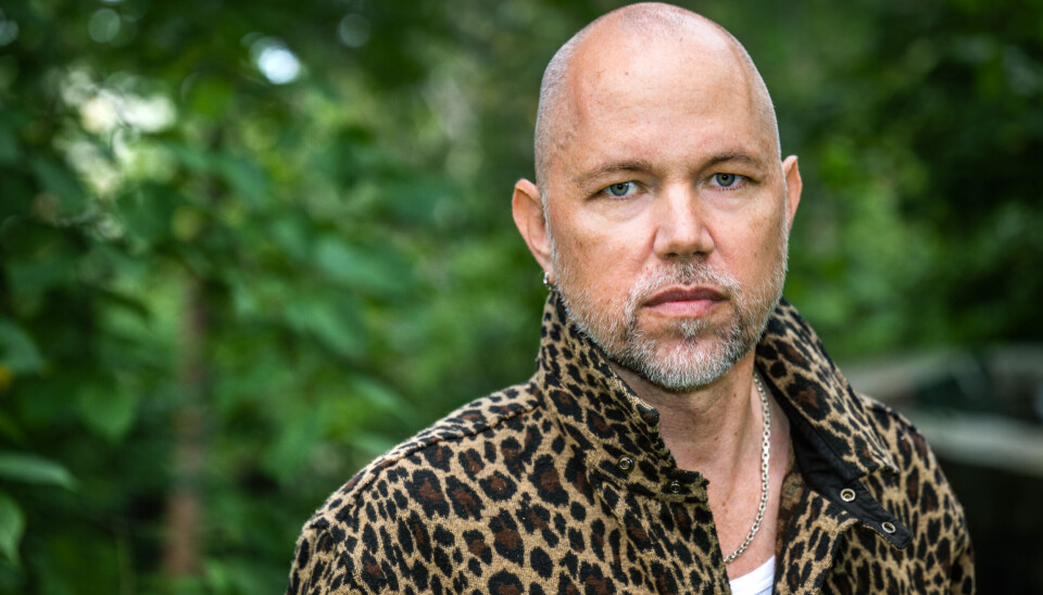 – Jag har flera gånger vaknat mitt i natten, velat radera allt och dra mig ur. Men skrivandet har också varit lustfyllt, säger Tomas Andersson Wij.